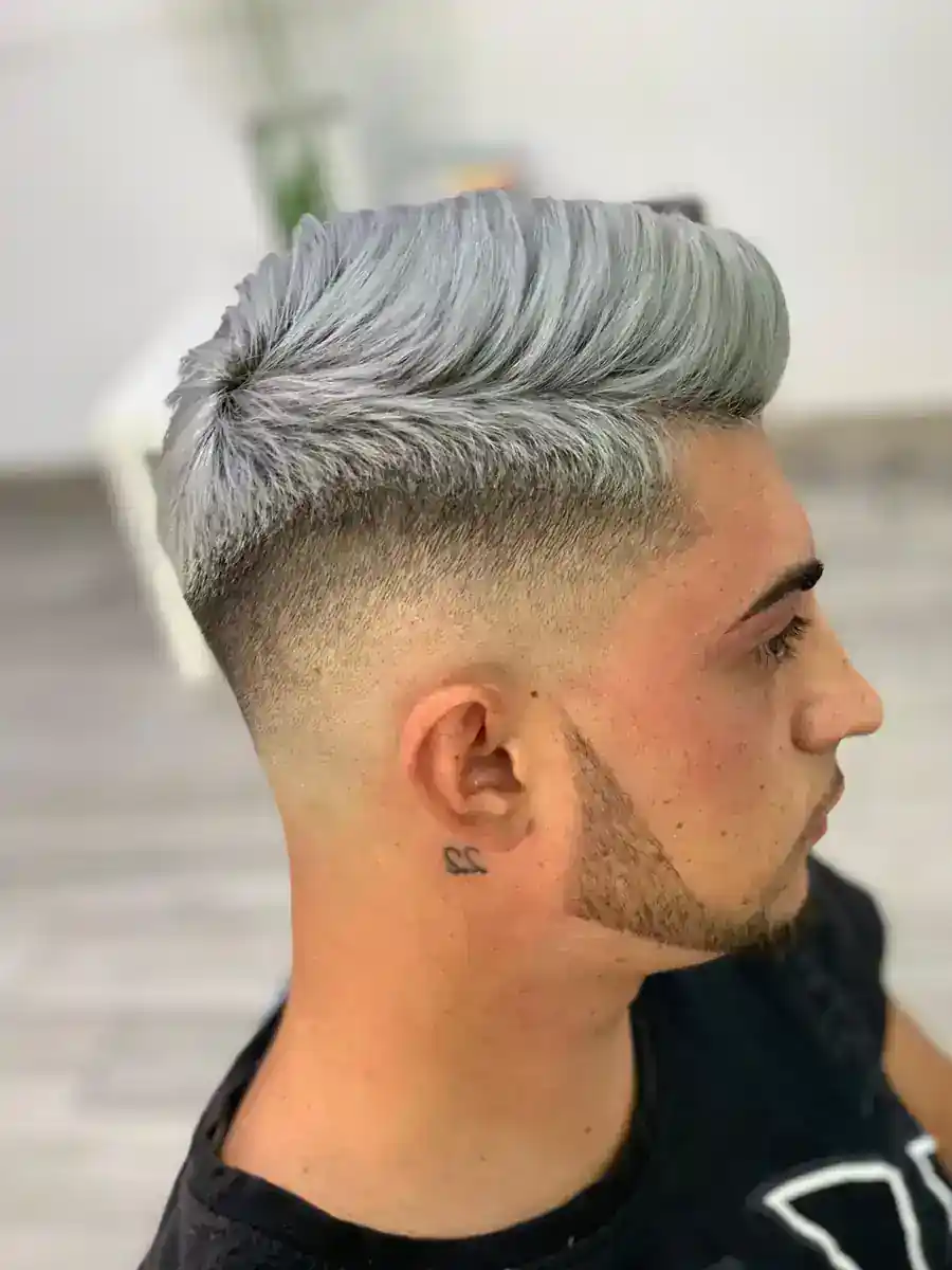 Diseño de corte moderno y fade técnico en Elche