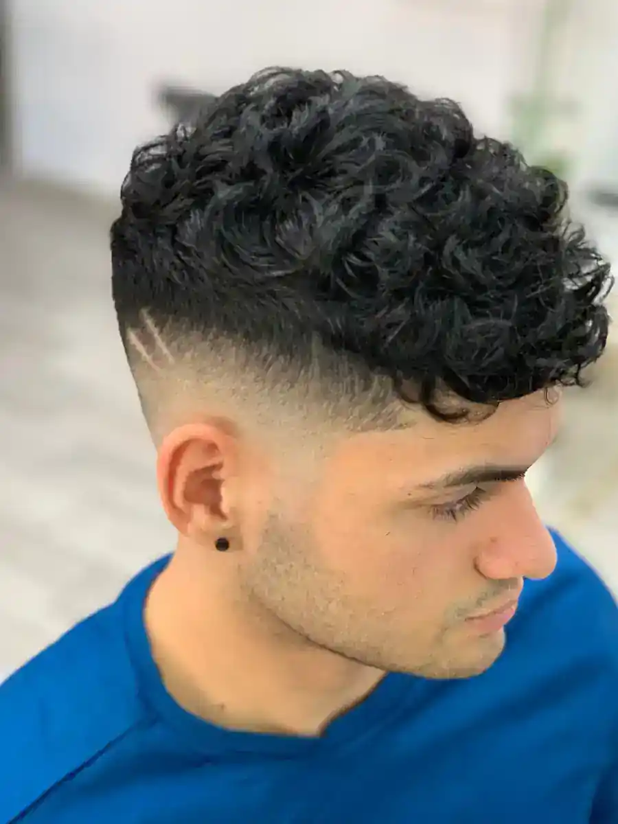 Corte moderno con desvanecido en Barbería Nivel 10 Elche