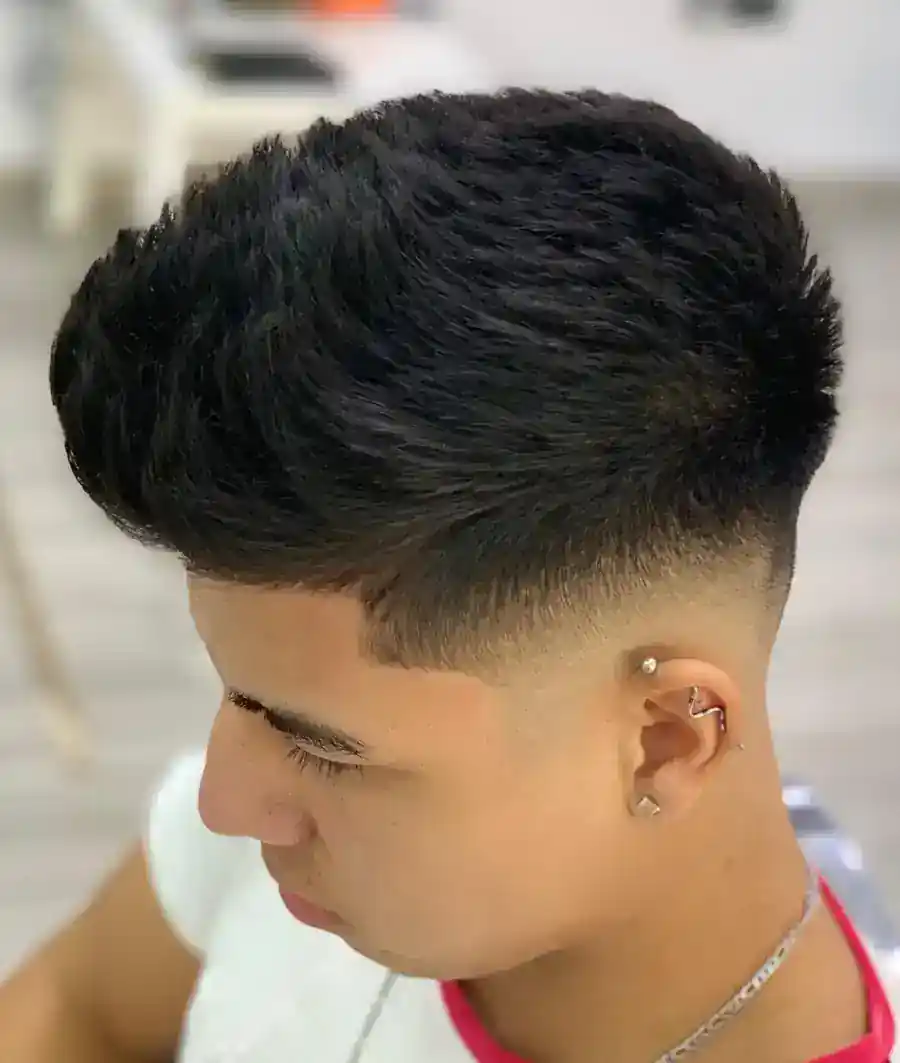 Corte premium con fade y arreglo de barba en Nivel 10 Elche
